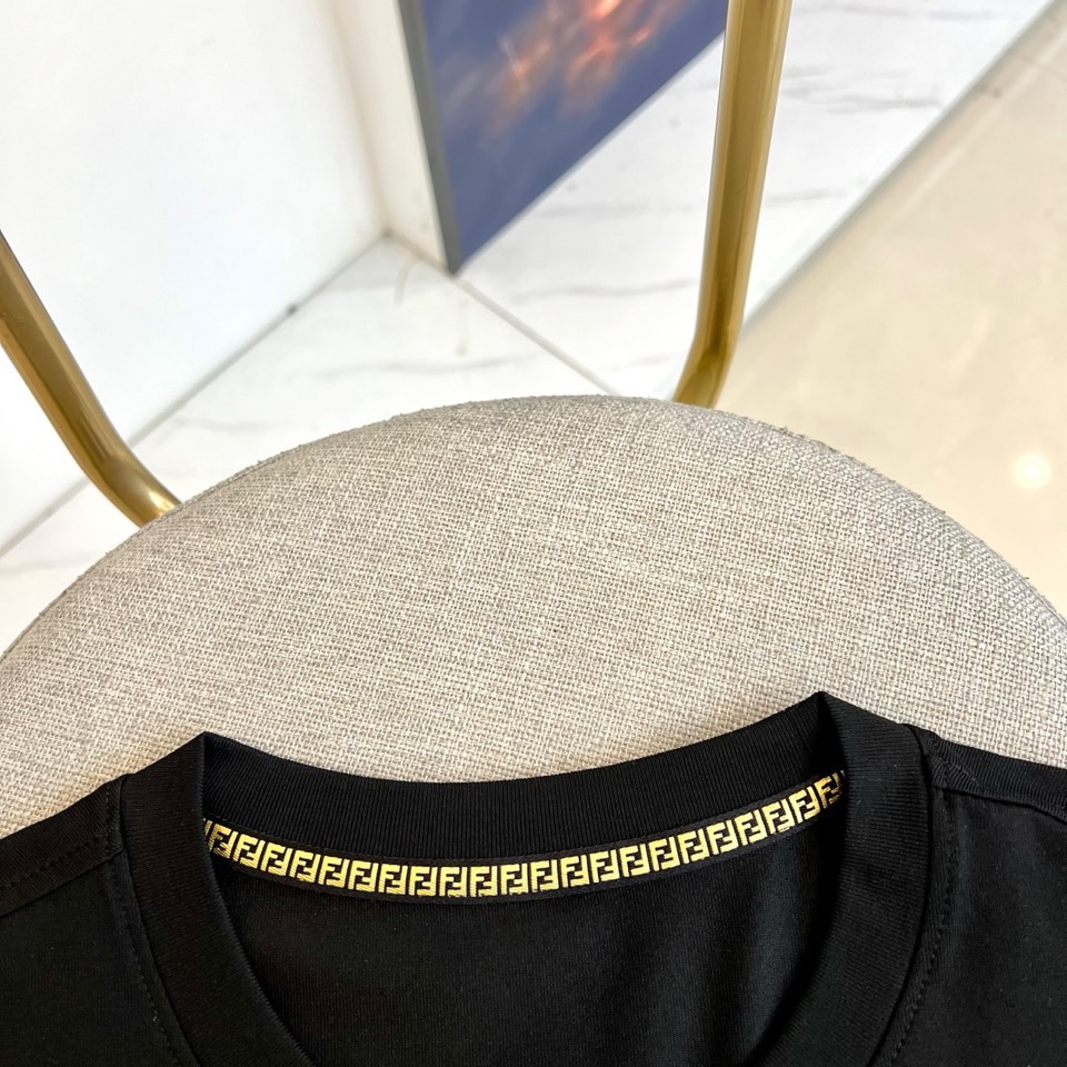 Fend芬迪、芬迪2026春夏新品T恤，官网同步发售。以经典圆领与利落短袖剪裁，诠释简约舒适的日常廓形。