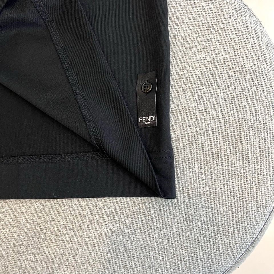 Fend芬迪、芬迪2026春夏新品T恤，官网同步发售。以经典圆领与利落短袖剪裁，诠释简约舒适的日常廓形。