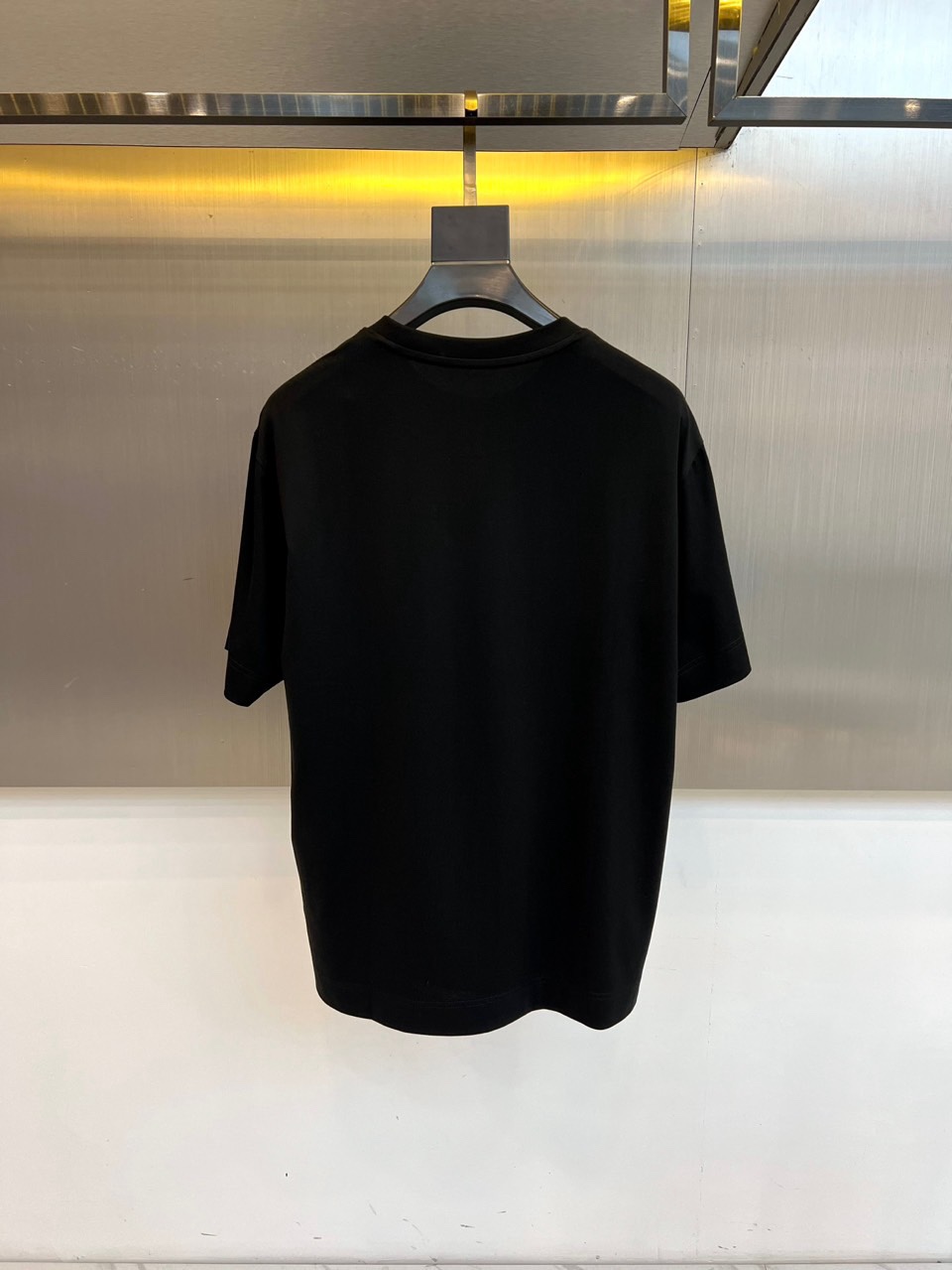 Fend芬迪、芬迪2026春夏新品T恤，官网同步发售。以经典圆领与利落短袖剪裁，诠释简约舒适的日常廓形。