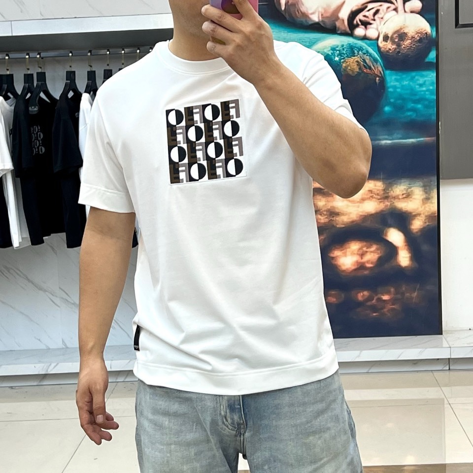 Fend芬迪、芬迪2026春夏新品T恤，官网同步发售。以经典圆领与利落短袖剪裁，诠释简约舒适的日常廓形。