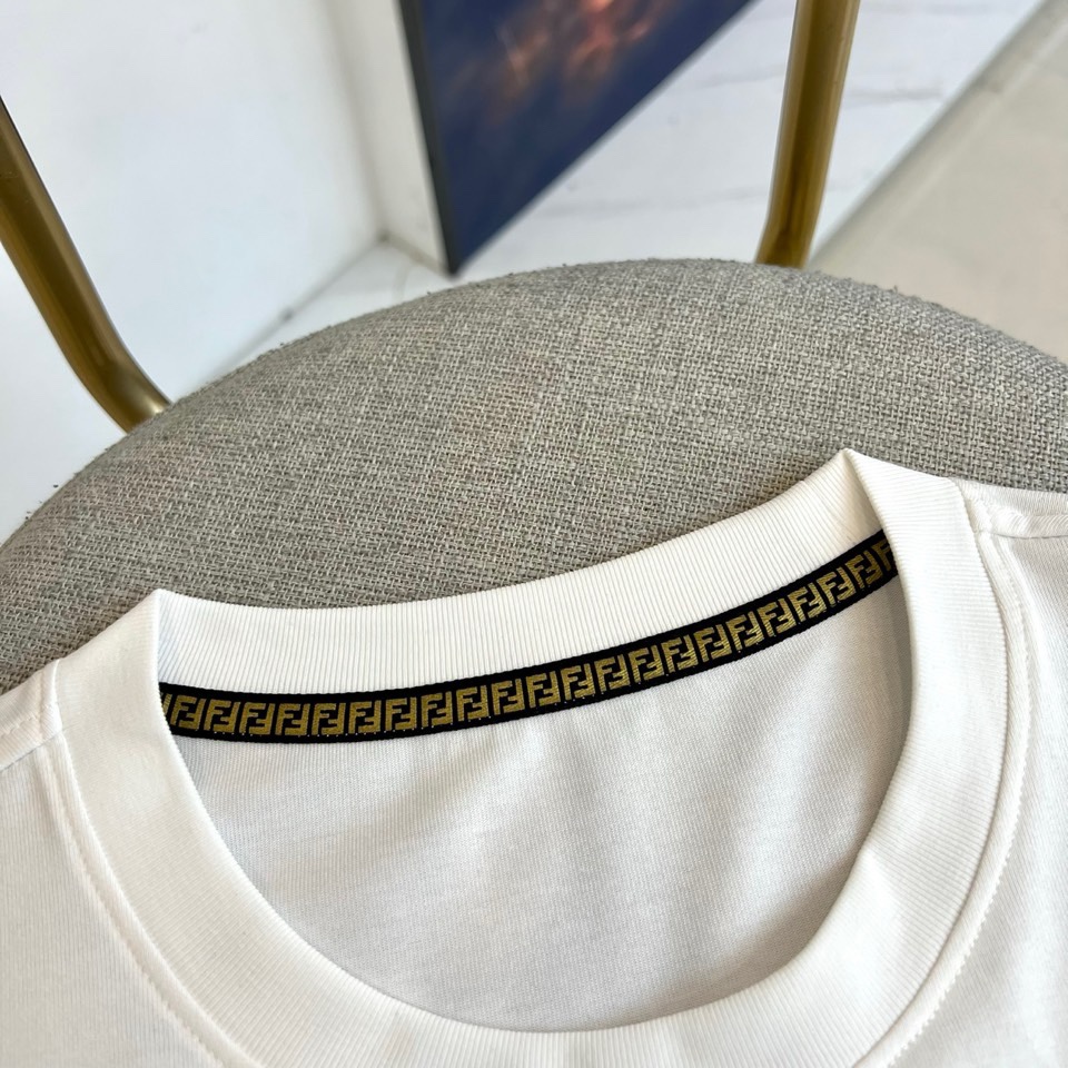 Fend芬迪、芬迪2026春夏新品T恤，官网同步发售。以经典圆领与利落短袖剪裁，诠释简约舒适的日常廓形。