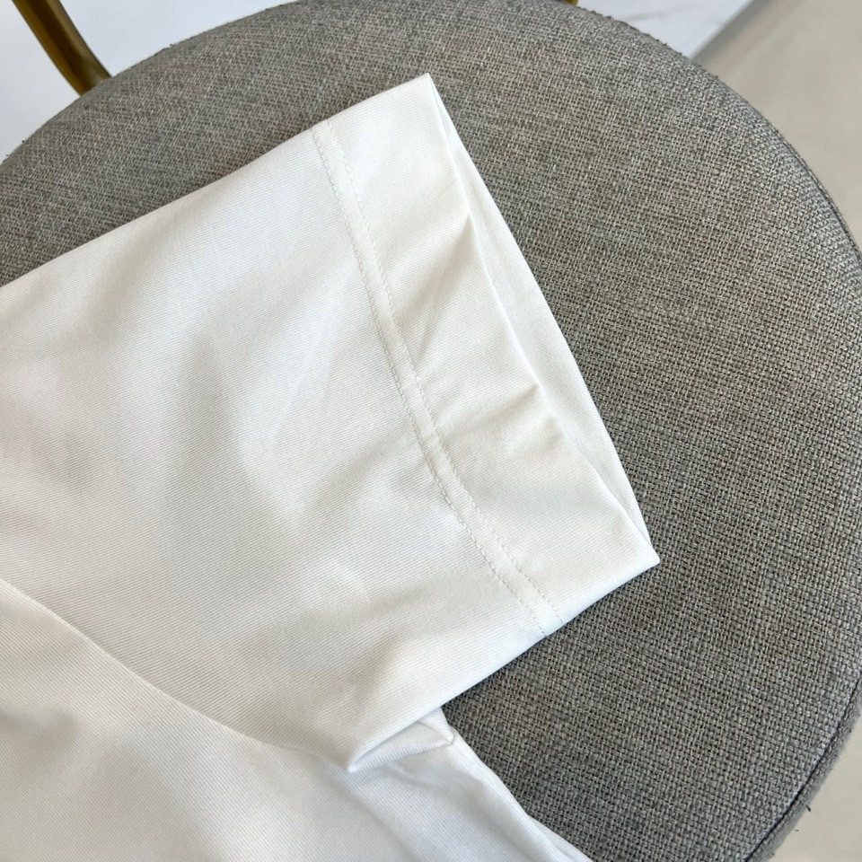 Fend芬迪、芬迪2026春夏新品T恤，官网同步发售。以经典圆领与利落短袖剪裁，诠释简约舒适的日常廓形。