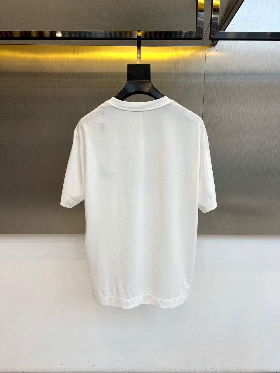 Fend芬迪、芬迪2026春夏新品T恤，官网同步发售。以经典圆领与利落短袖剪裁，诠释简约舒适的日常廓形。