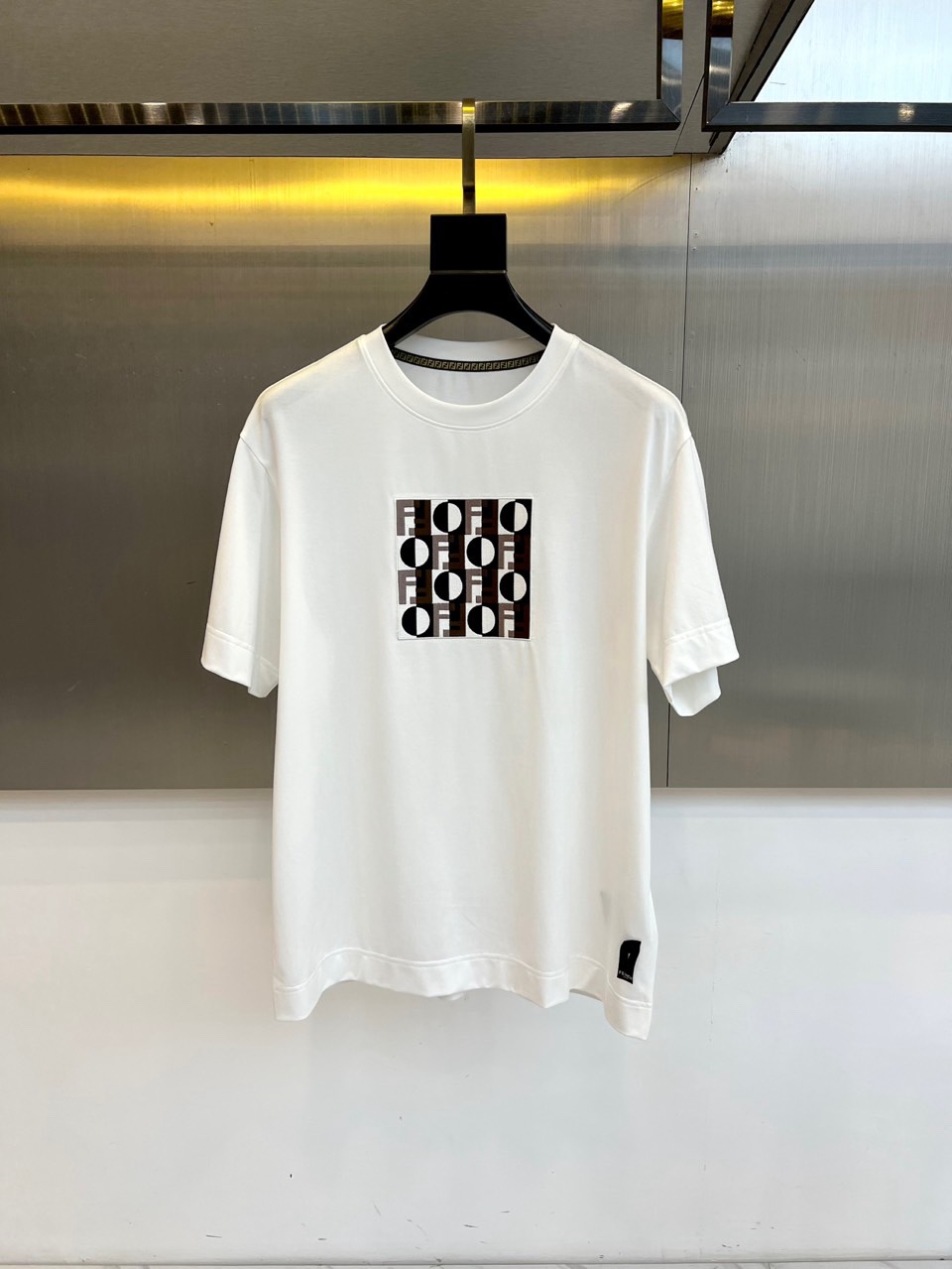Fend芬迪、芬迪2026春夏新品T恤，官网同步发售。以经典圆领与利落短袖剪裁，诠释简约舒适的日常廓形。
