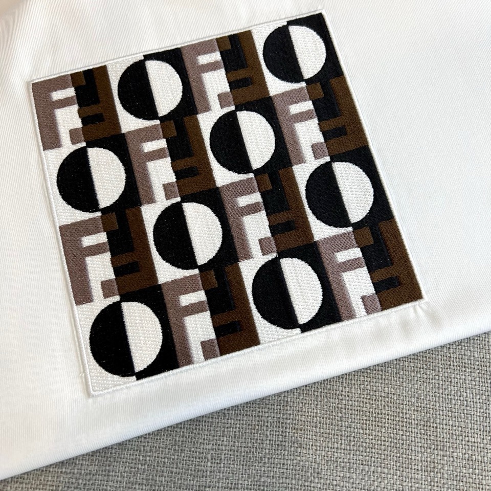 Fend芬迪、芬迪2026春夏新品T恤，官网同步发售。以经典圆领与利落短袖剪裁，诠释简约舒适的日常廓形。