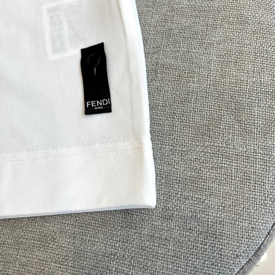 Fend芬迪、芬迪2026春夏新品T恤，官网同步发售。以经典圆领与利落短袖剪裁，诠释简约舒适的日常廓形。