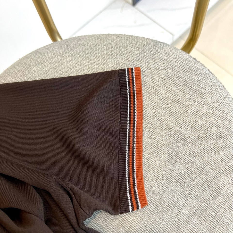 Loro Piana诺悠翩雅、2026春夏新品短袖针织衫，以利落圆领勾勒颈部线条，罗纹领口、袖口及下摆饰