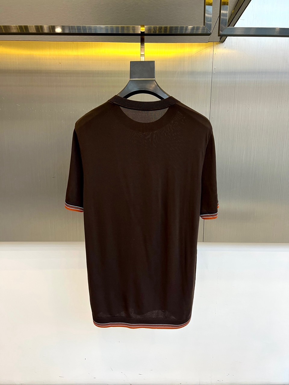 Loro Piana诺悠翩雅、2026春夏新品短袖针织衫，以利落圆领勾勒颈部线条，罗纹领口、袖口及下摆饰