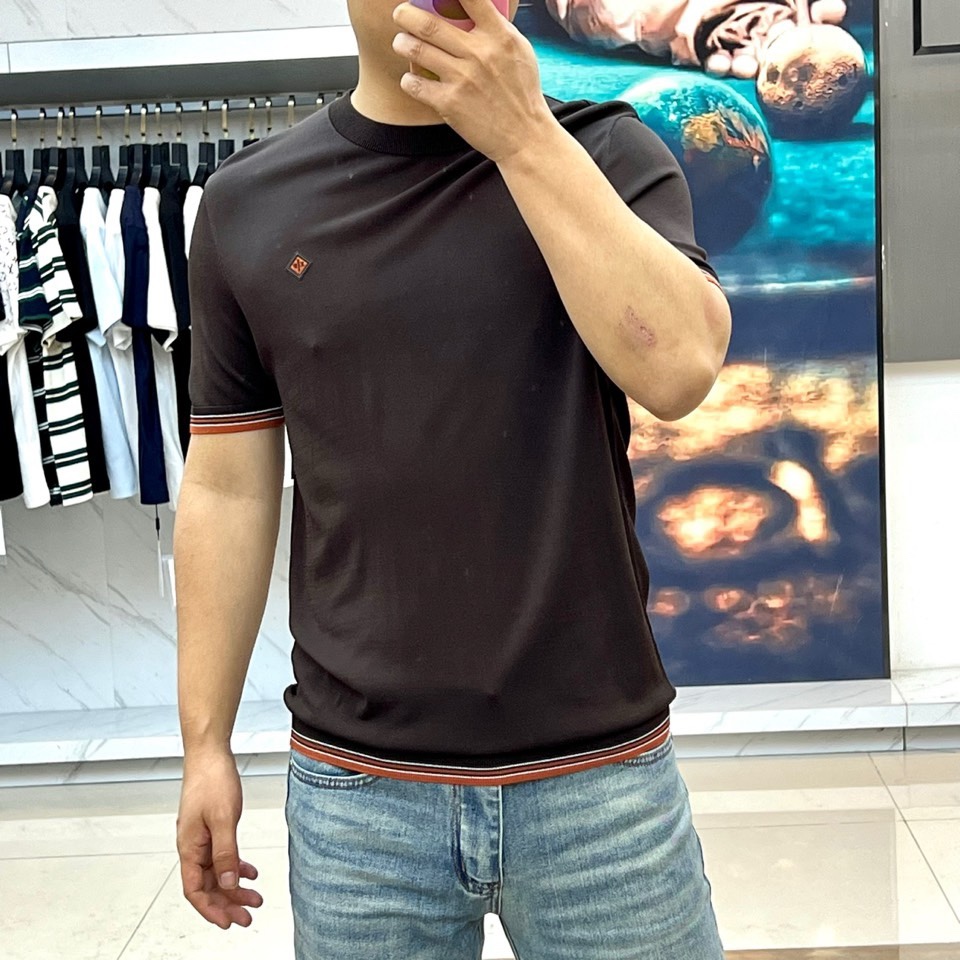 Loro Piana诺悠翩雅、2026春夏新品短袖针织衫，以利落圆领勾勒颈部线条，罗纹领口、袖口及下摆饰