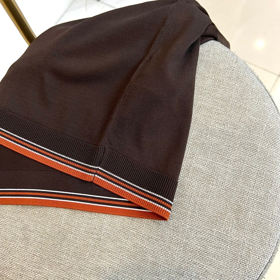 Loro Piana诺悠翩雅、2026春夏新品短袖针织衫，以利落圆领勾勒颈部线条，罗纹领口、袖口及下摆饰