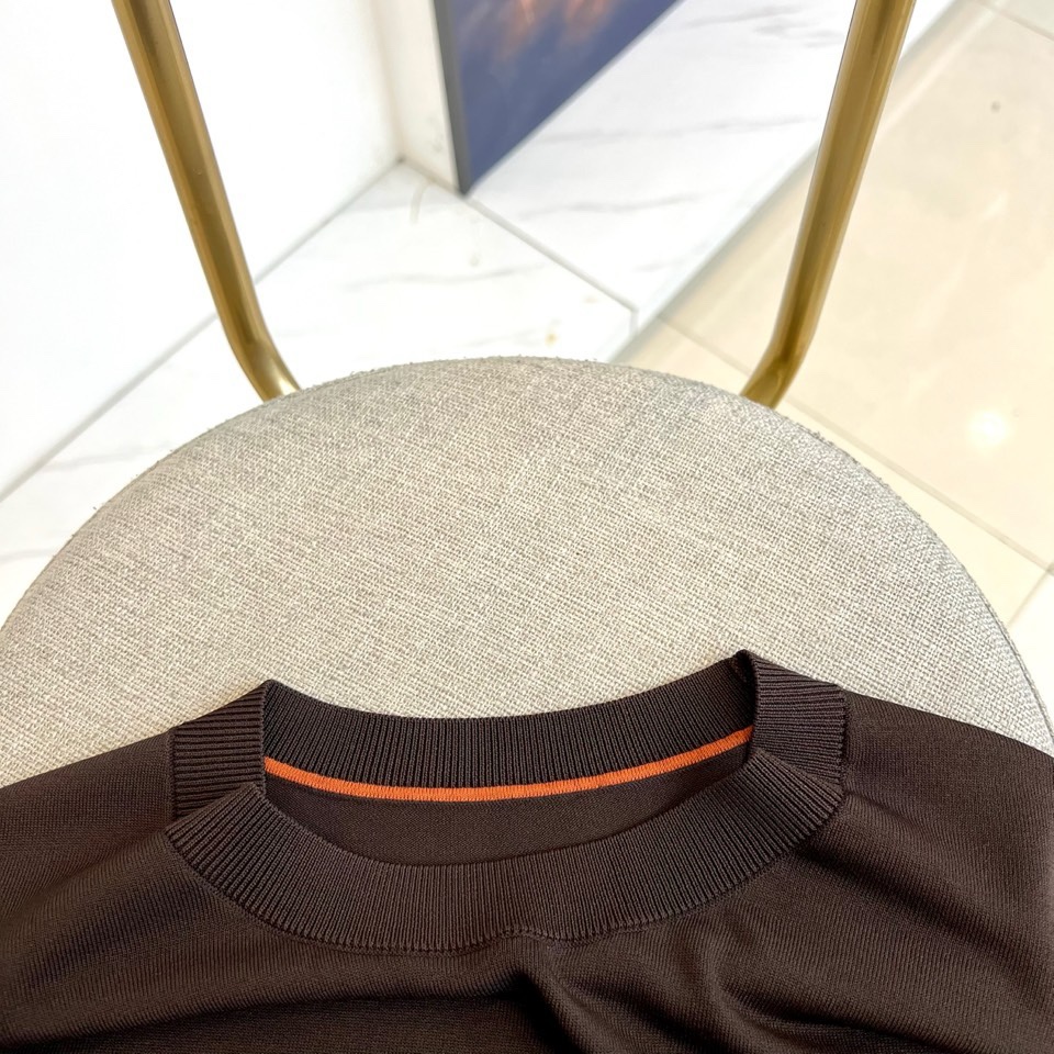 Loro Piana诺悠翩雅、2026春夏新品短袖针织衫，以利落圆领勾勒颈部线条，罗纹领口、袖口及下摆饰