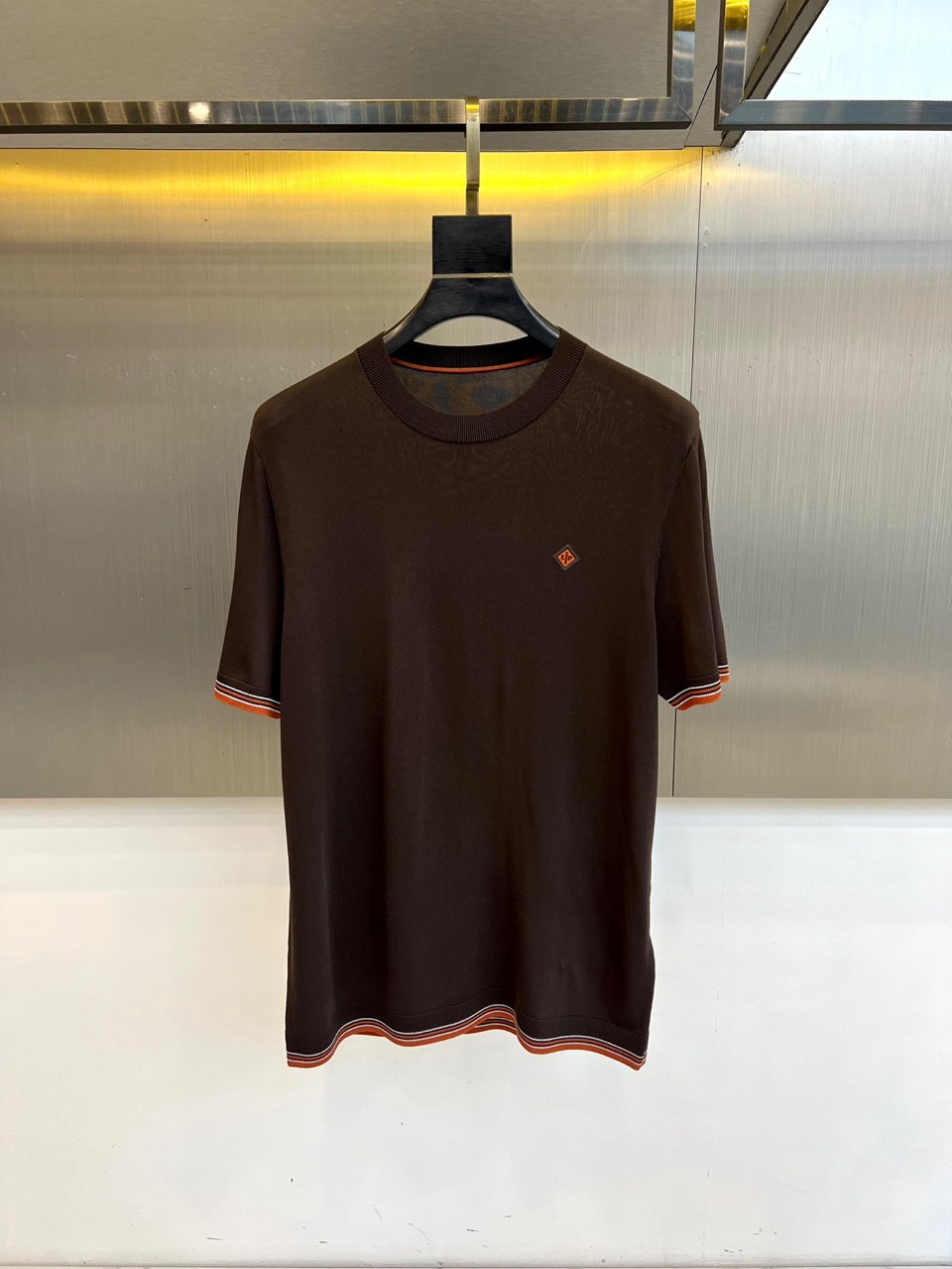 Loro Piana诺悠翩雅、2026春夏新品短袖针织衫，以利落圆领勾勒颈部线条，罗纹领口、袖口及下摆饰