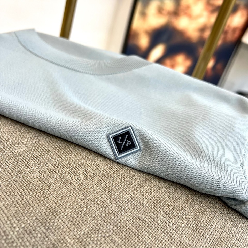 Loro Piana诺悠翩雅、2026春夏新品短袖针织衫，以利落圆领勾勒颈部线条，罗纹领口、袖口及下摆饰