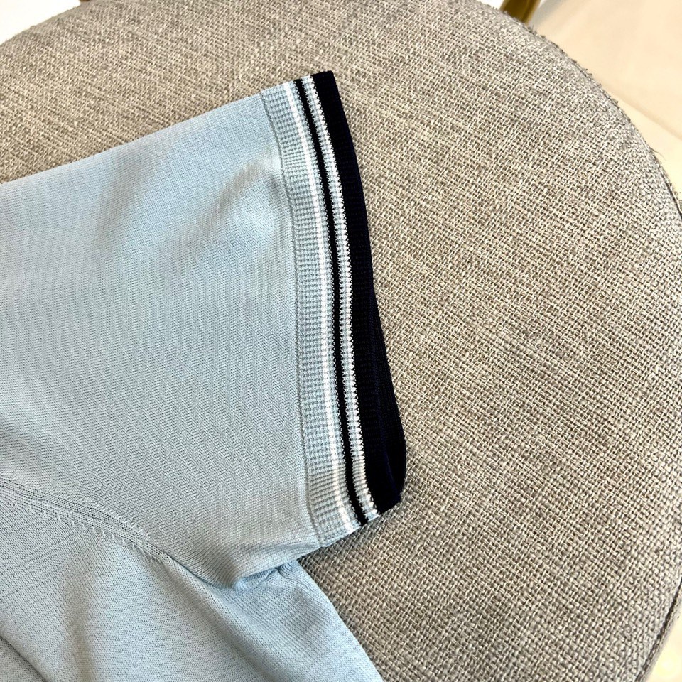 Loro Piana诺悠翩雅、2026春夏新品短袖针织衫，以利落圆领勾勒颈部线条，罗纹领口、袖口及下摆饰