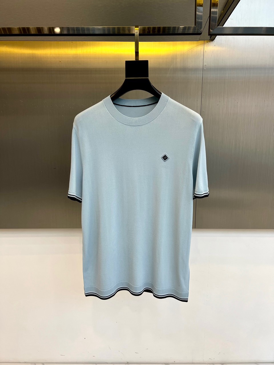 Loro Piana诺悠翩雅、2026春夏新品短袖针织衫，以利落圆领勾勒颈部线条，罗纹领口、袖口及下摆饰