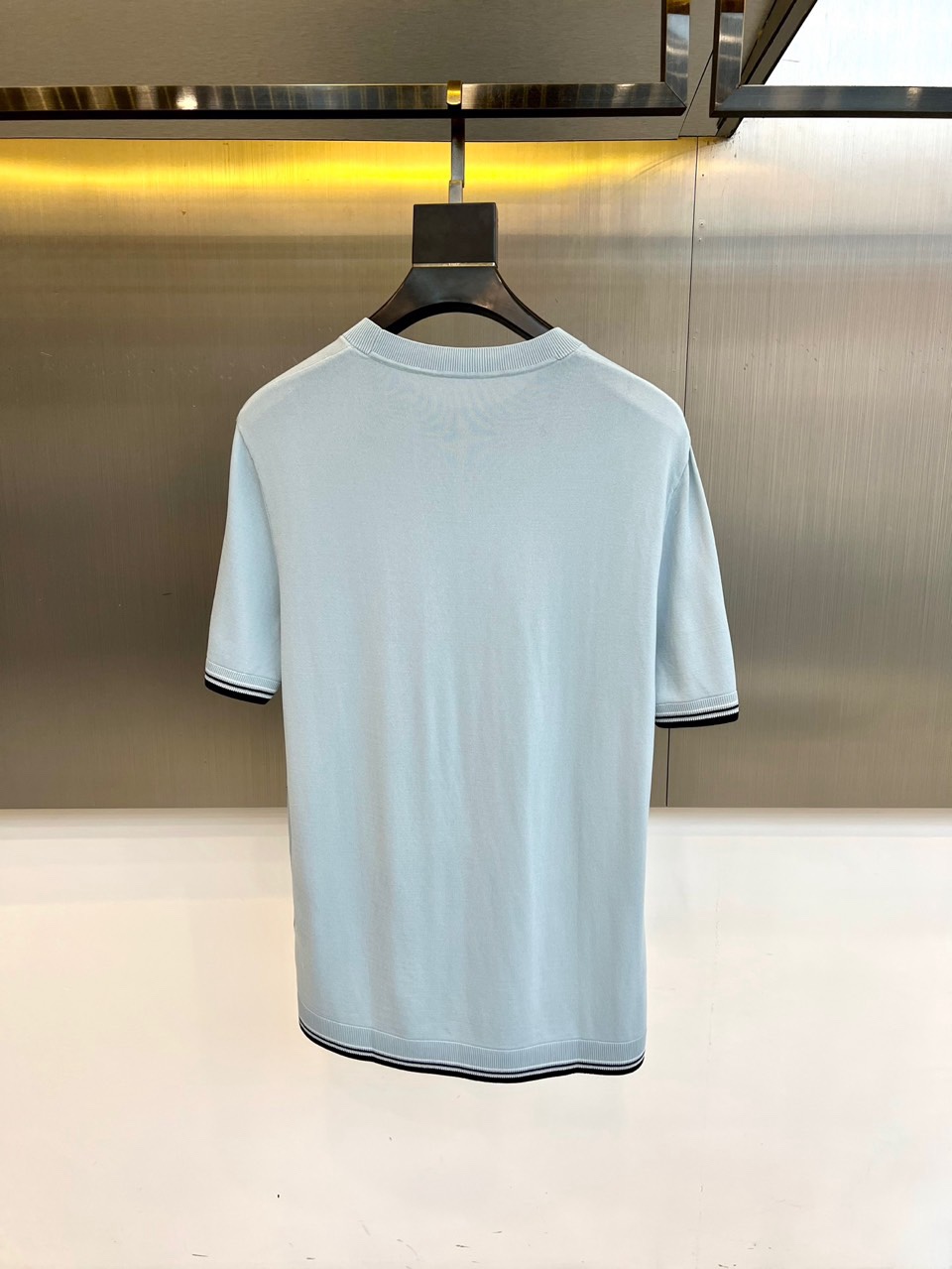 Loro Piana诺悠翩雅、2026春夏新品短袖针织衫，以利落圆领勾勒颈部线条，罗纹领口、袖口及下摆饰