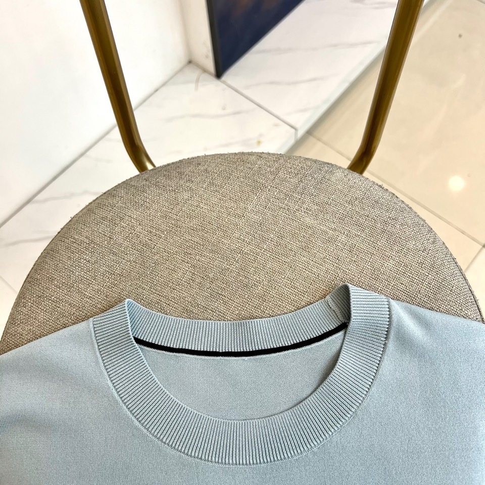 Loro Piana诺悠翩雅、2026春夏新品短袖针织衫，以利落圆领勾勒颈部线条，罗纹领口、袖口及下摆饰