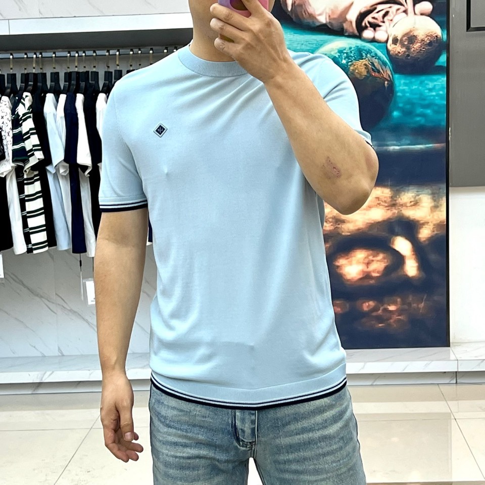 Loro Piana诺悠翩雅、2026春夏新品短袖针织衫，以利落圆领勾勒颈部线条，罗纹领口、袖口及下摆饰