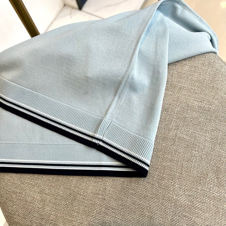 Loro Piana诺悠翩雅、2026春夏新品短袖针织衫，以利落圆领勾勒颈部线条，罗纹领口、袖口及下摆饰