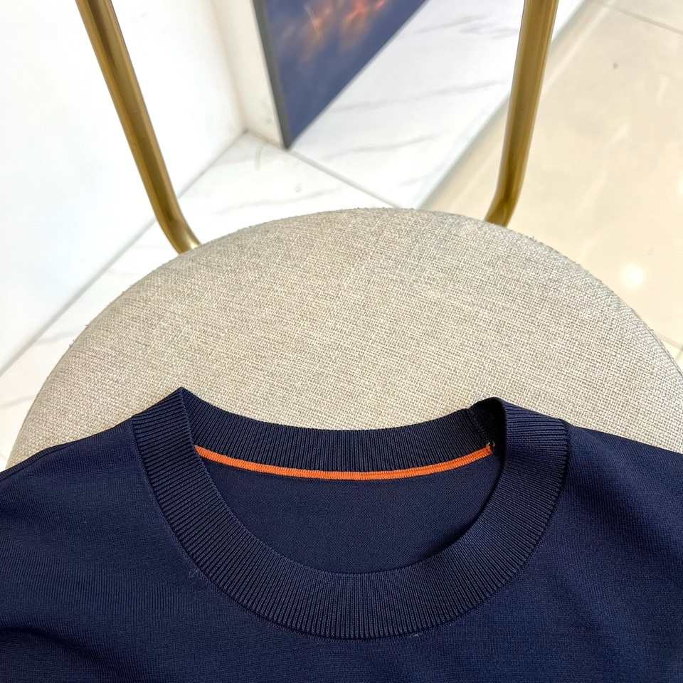 Loro Piana诺悠翩雅、2026春夏新品短袖针织衫，以利落圆领勾勒颈部线条，罗纹领口、袖口及下摆饰