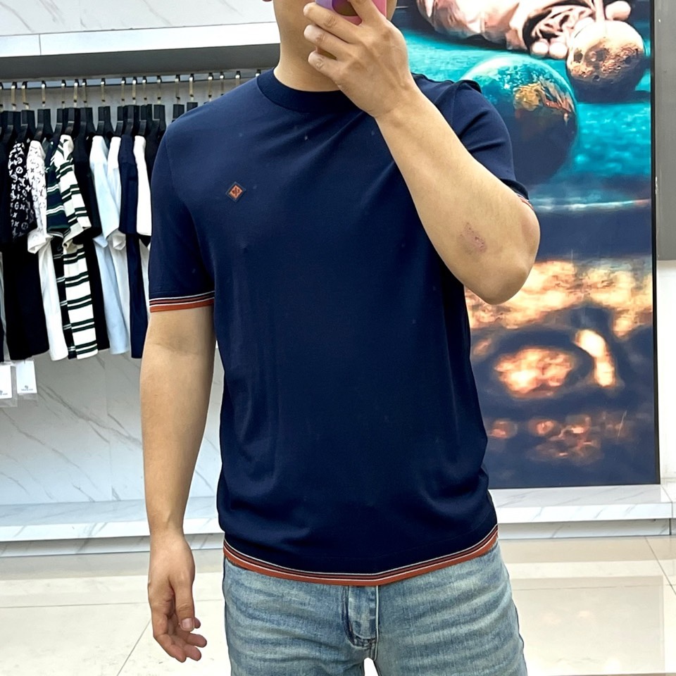 Loro Piana诺悠翩雅、2026春夏新品短袖针织衫，以利落圆领勾勒颈部线条，罗纹领口、袖口及下摆饰