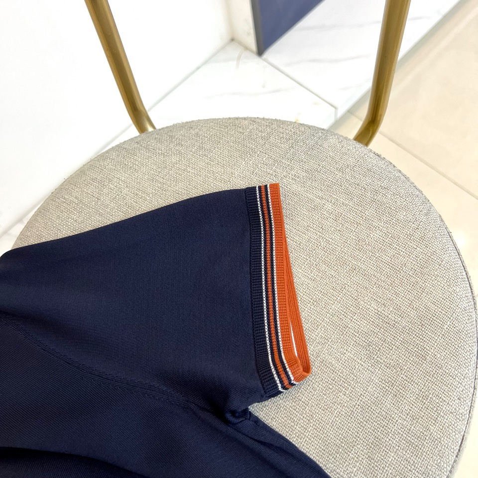 Loro Piana诺悠翩雅、2026春夏新品短袖针织衫，以利落圆领勾勒颈部线条，罗纹领口、袖口及下摆饰