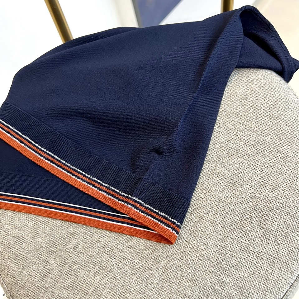 Loro Piana诺悠翩雅、2026春夏新品短袖针织衫，以利落圆领勾勒颈部线条，罗纹领口、袖口及下摆饰