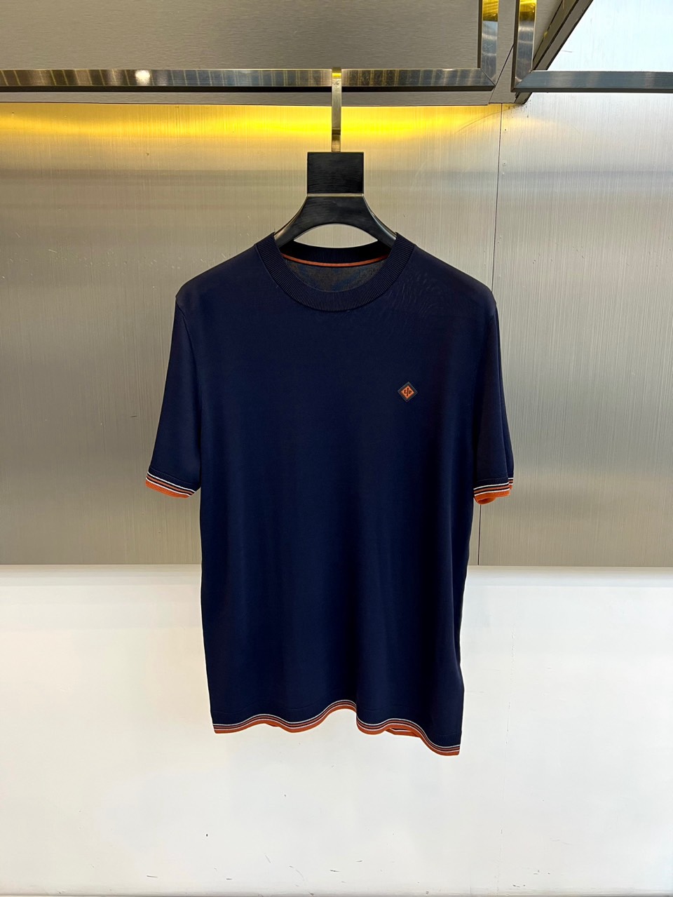 Loro Piana诺悠翩雅、2026春夏新品短袖针织衫，以利落圆领勾勒颈部线条，罗纹领口、袖口及下摆饰