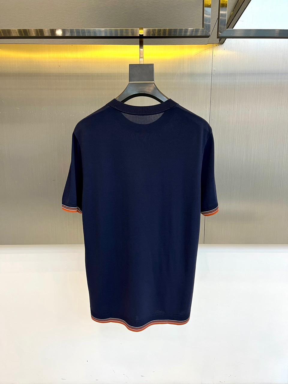 Loro Piana诺悠翩雅、2026春夏新品短袖针织衫，以利落圆领勾勒颈部线条，罗纹领口、袖口及下摆饰