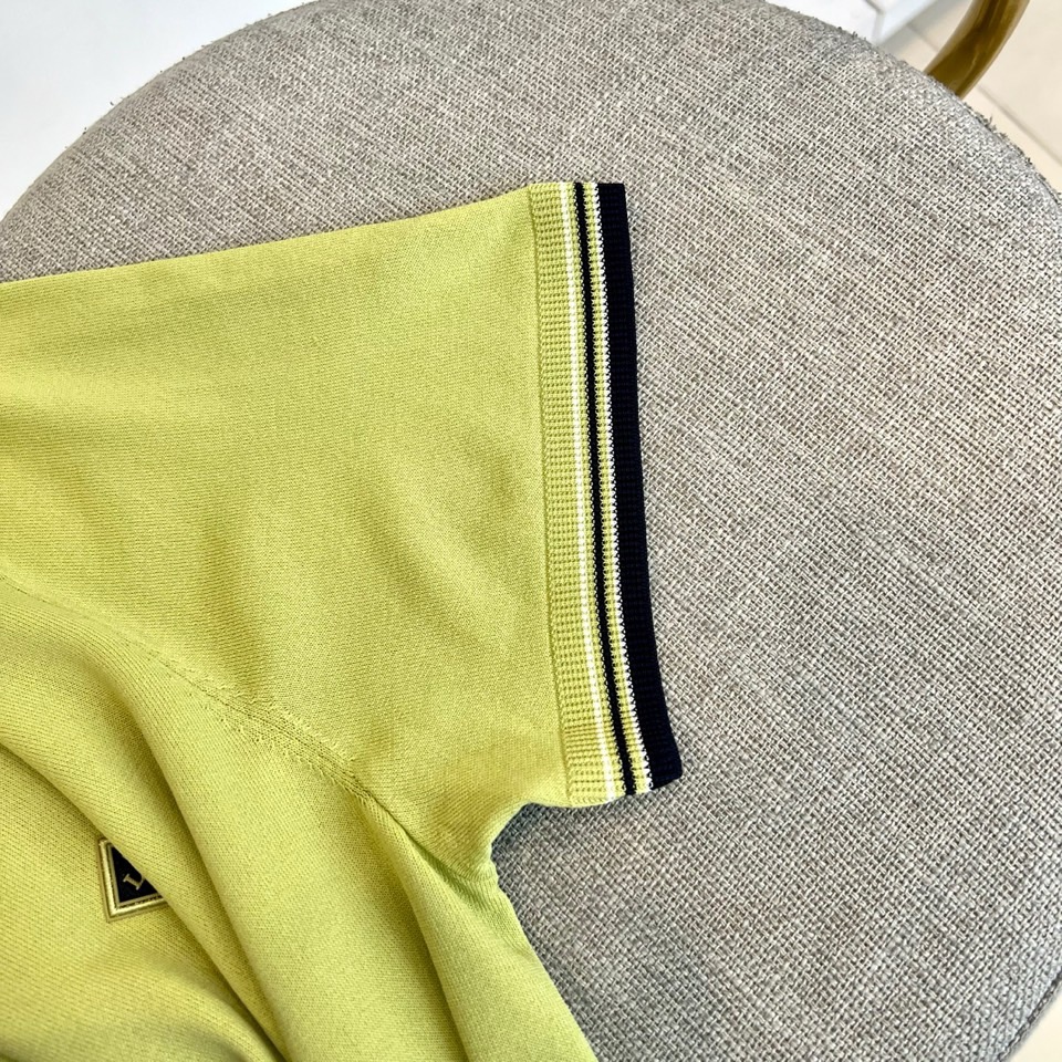 Loro Piana诺悠翩雅、2026春夏新品短袖针织衫，以利落圆领勾勒颈部线条，罗纹领口、袖口及下摆饰