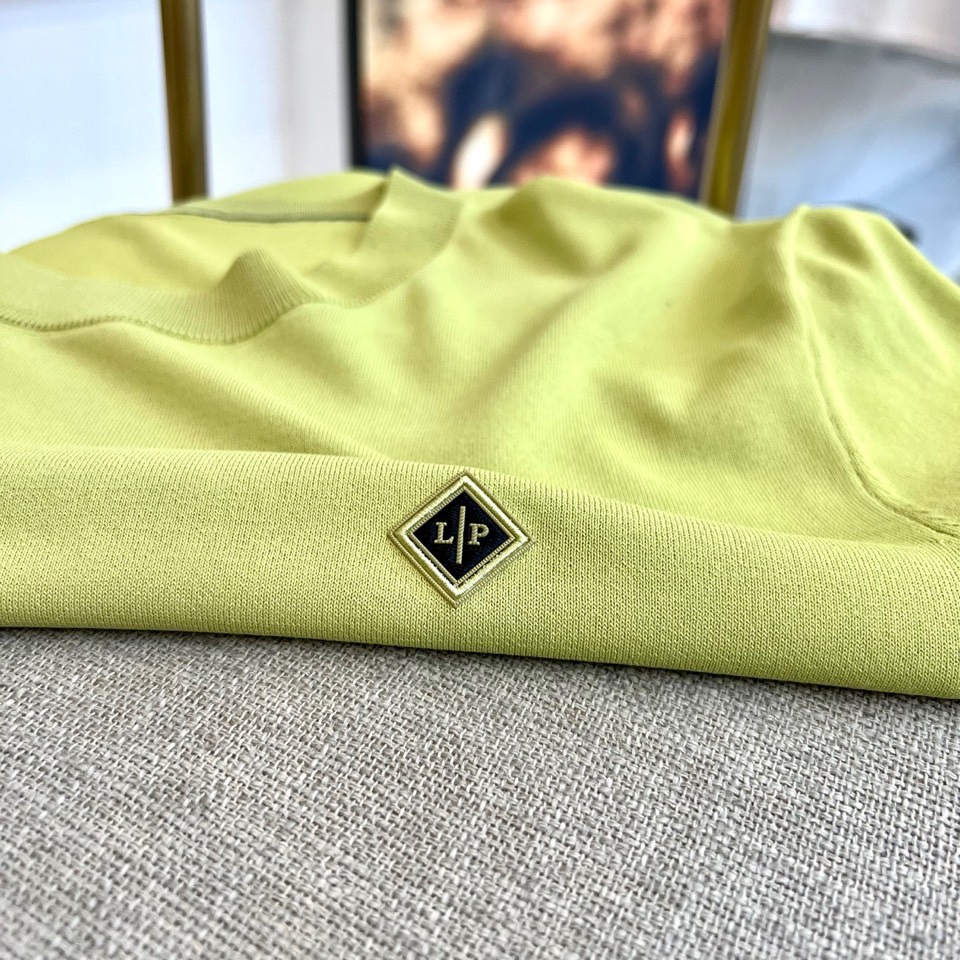 Loro Piana诺悠翩雅、2026春夏新品短袖针织衫，以利落圆领勾勒颈部线条，罗纹领口、袖口及下摆饰