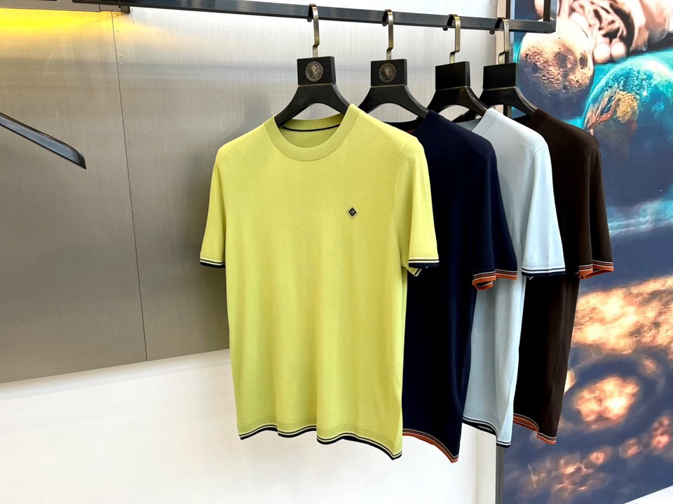 Loro Piana诺悠翩雅、2026春夏新品短袖针织衫，以利落圆领勾勒颈部线条，罗纹领口、袖口及下摆饰