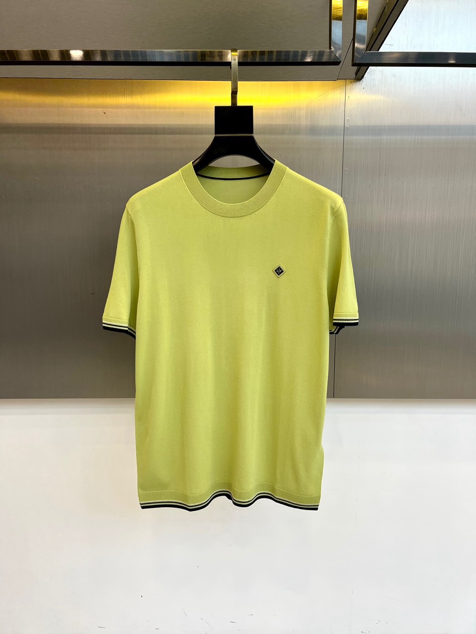 Loro Piana诺悠翩雅、2026春夏新品短袖针织衫，以利落圆领勾勒颈部线条，罗纹领口、袖口及下摆饰