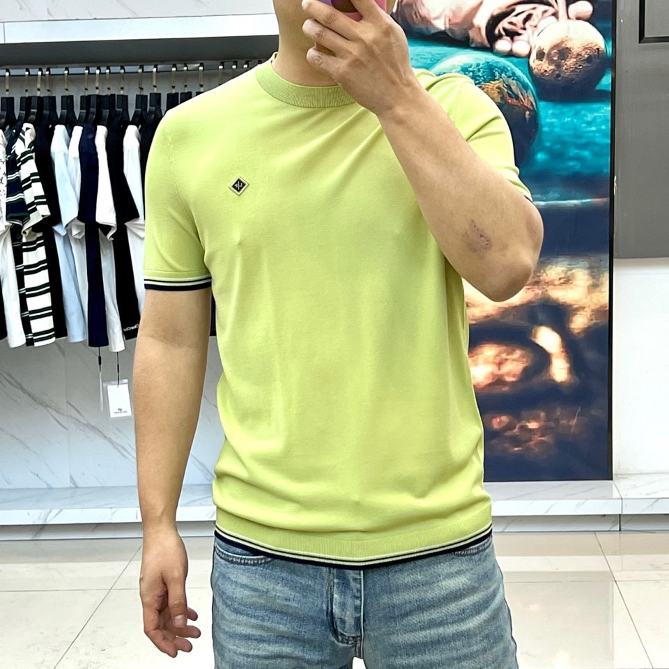 Loro Piana诺悠翩雅、2026春夏新品短袖针织衫，以利落圆领勾勒颈部线条，罗纹领口、袖口及下摆饰