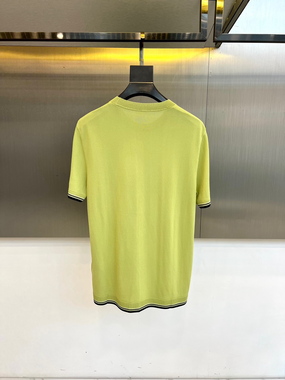 Loro Piana诺悠翩雅、2026春夏新品短袖针织衫，以利落圆领勾勒颈部线条，罗纹领口、袖口及下摆饰