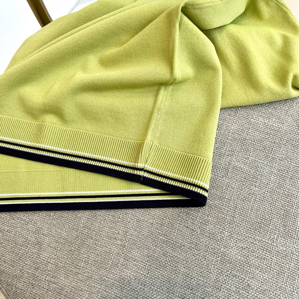 Loro Piana诺悠翩雅、2026春夏新品短袖针织衫，以利落圆领勾勒颈部线条，罗纹领口、袖口及下摆饰