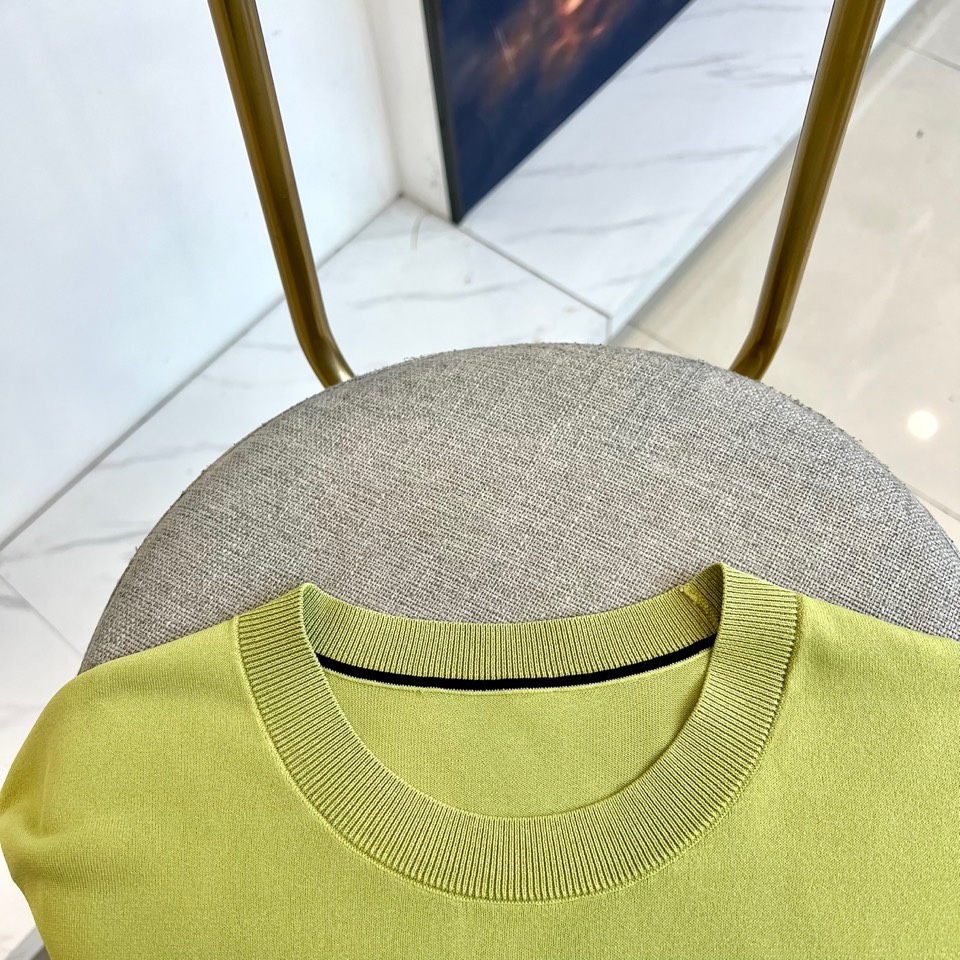 Loro Piana诺悠翩雅、2026春夏新品短袖针织衫，以利落圆领勾勒颈部线条，罗纹领口、袖口及下摆饰