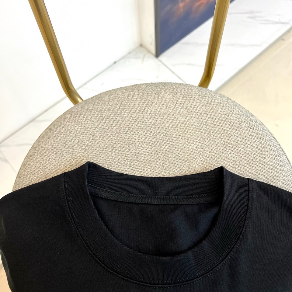 Chrome Herad克罗心、2026春夏新品简约风圆领短袖T恤，纯净底色，打造高级百搭的衣橱刚需。版