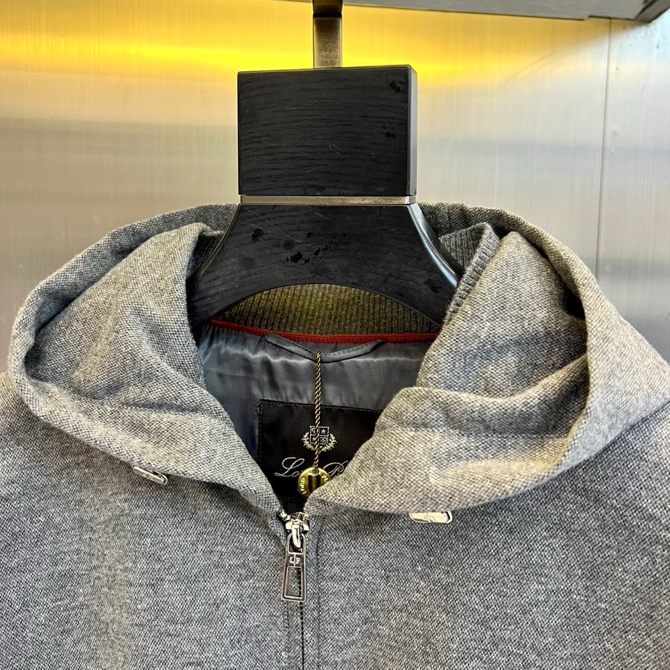 Loro Piana 2026春夏新品休闲套装，以连帽拉链外套与抽绳长裤诠释意式悠闲哲学。外套采用顺滑拉