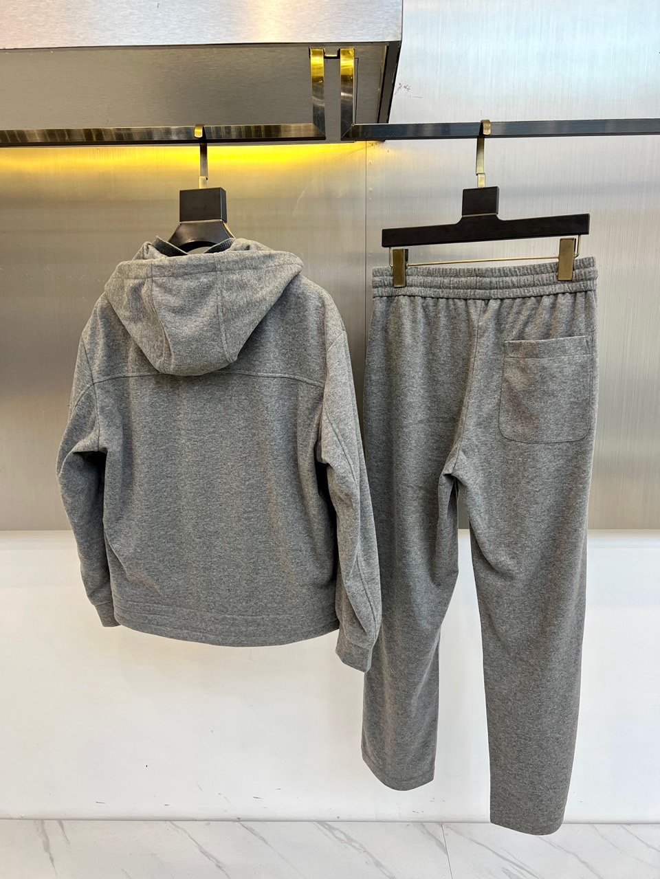 Loro Piana 2026春夏新品休闲套装，以连帽拉链外套与抽绳长裤诠释意式悠闲哲学。外套采用顺滑拉