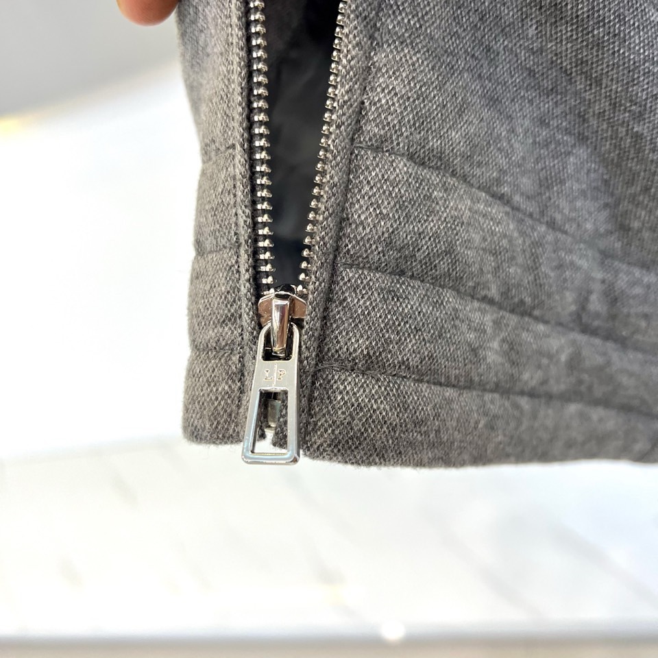 Loro Piana 2026春夏新品休闲套装，以连帽拉链外套与抽绳长裤诠释意式悠闲哲学。外套采用顺滑拉