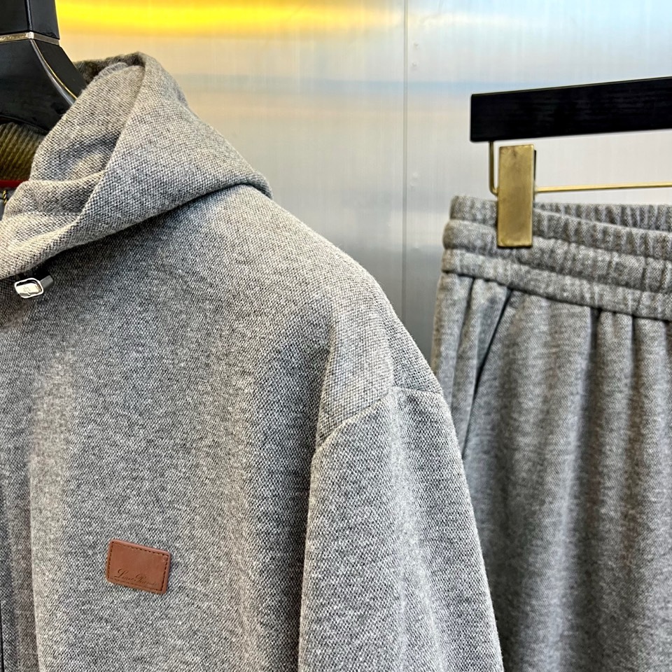 Loro Piana 2026春夏新品休闲套装，以连帽拉链外套与抽绳长裤诠释意式悠闲哲学。外套采用顺滑拉