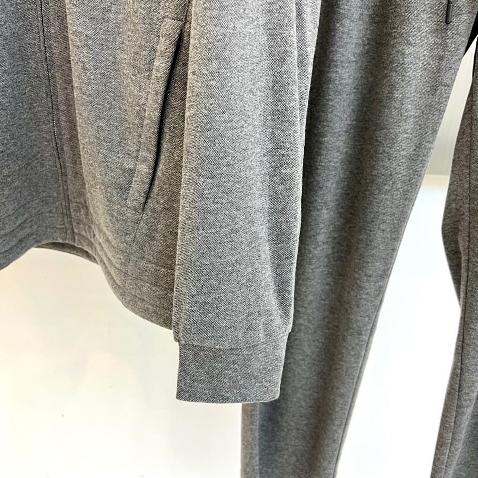 Loro Piana 2026春夏新品休闲套装，以连帽拉链外套与抽绳长裤诠释意式悠闲哲学。外套采用顺滑拉