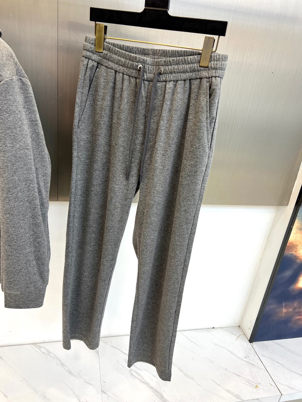 Loro Piana 2026春夏新品休闲套装，以连帽拉链外套与抽绳长裤诠释意式悠闲哲学。外套采用顺滑拉