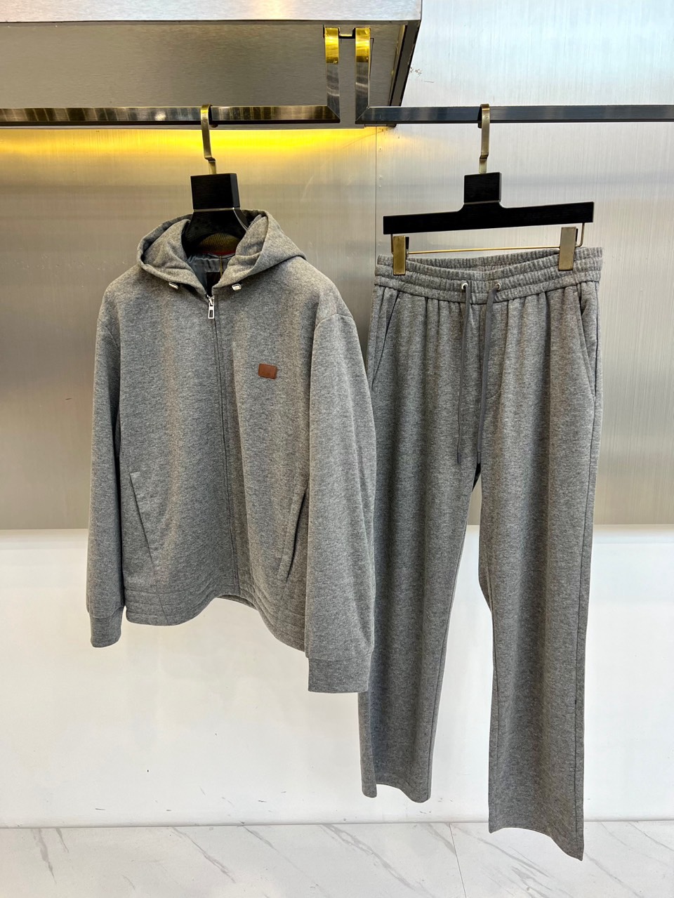 Loro Piana 2026春夏新品休闲套装，以连帽拉链外套与抽绳长裤诠释意式悠闲哲学。外套采用顺滑拉