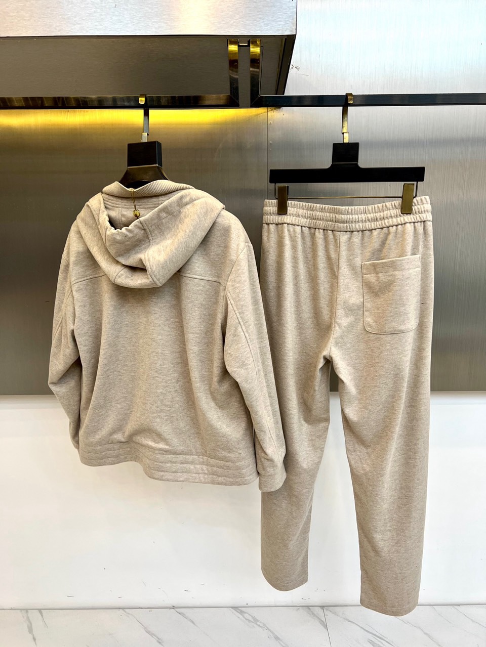 Loro Piana 2026春夏新品休闲套装，以连帽拉链外套与抽绳长裤诠释意式悠闲哲学。外套采用顺滑拉