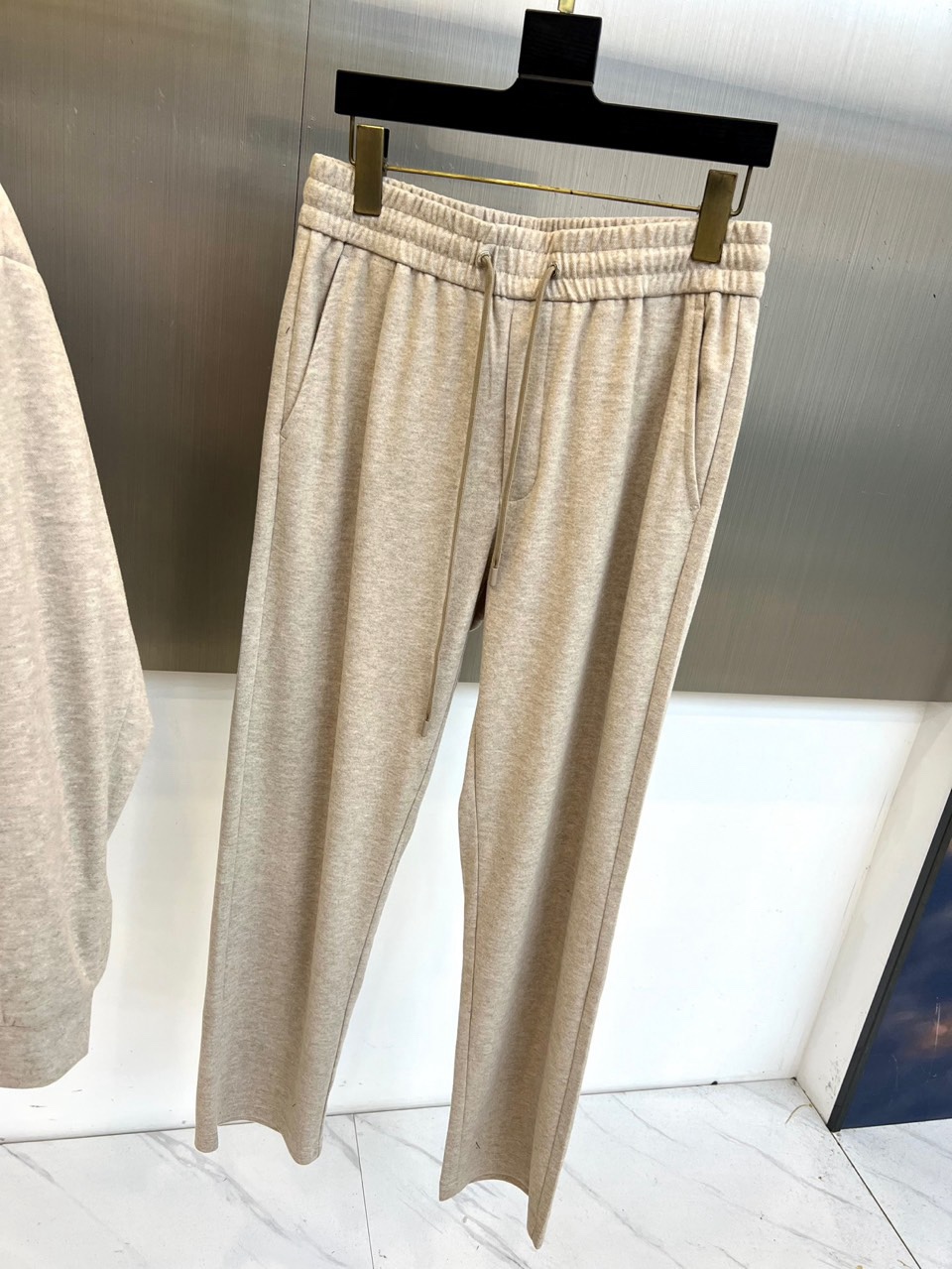 Loro Piana 2026春夏新品休闲套装，以连帽拉链外套与抽绳长裤诠释意式悠闲哲学。外套采用顺滑拉