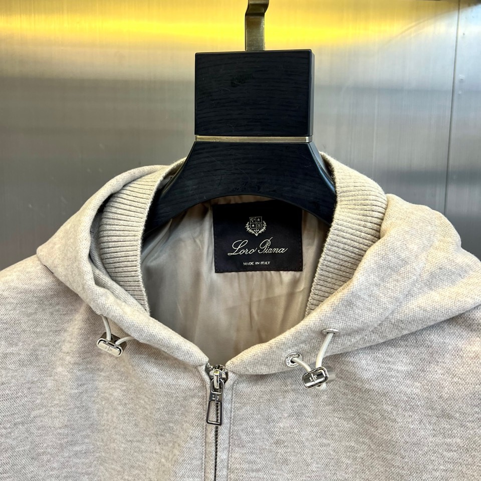 Loro Piana 2026春夏新品休闲套装，以连帽拉链外套与抽绳长裤诠释意式悠闲哲学。外套采用顺滑拉
