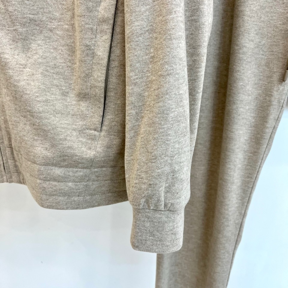 Loro Piana 2026春夏新品休闲套装，以连帽拉链外套与抽绳长裤诠释意式悠闲哲学。外套采用顺滑拉