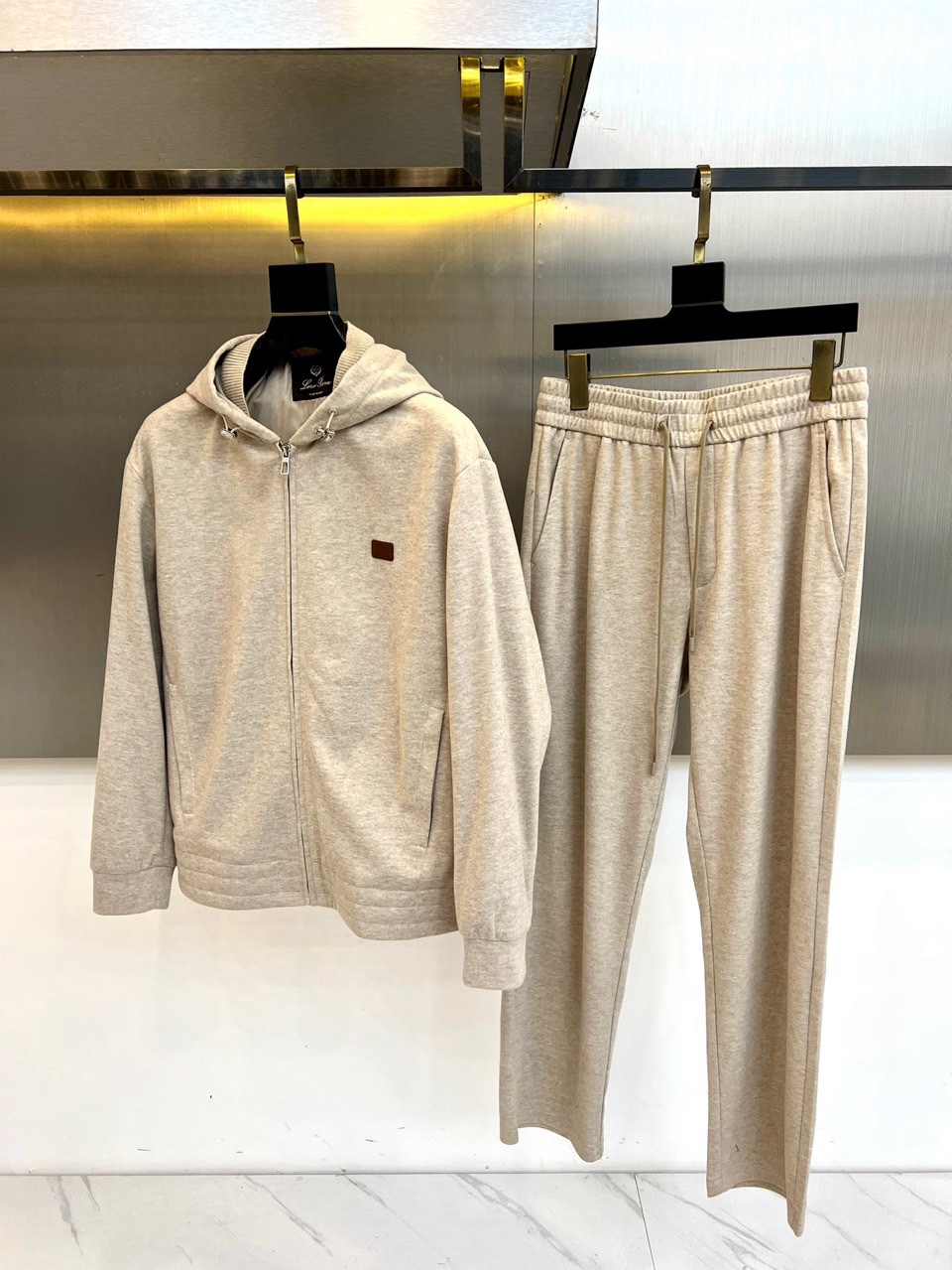 Loro Piana 2026春夏新品休闲套装，以连帽拉链外套与抽绳长裤诠释意式悠闲哲学。外套采用顺滑拉